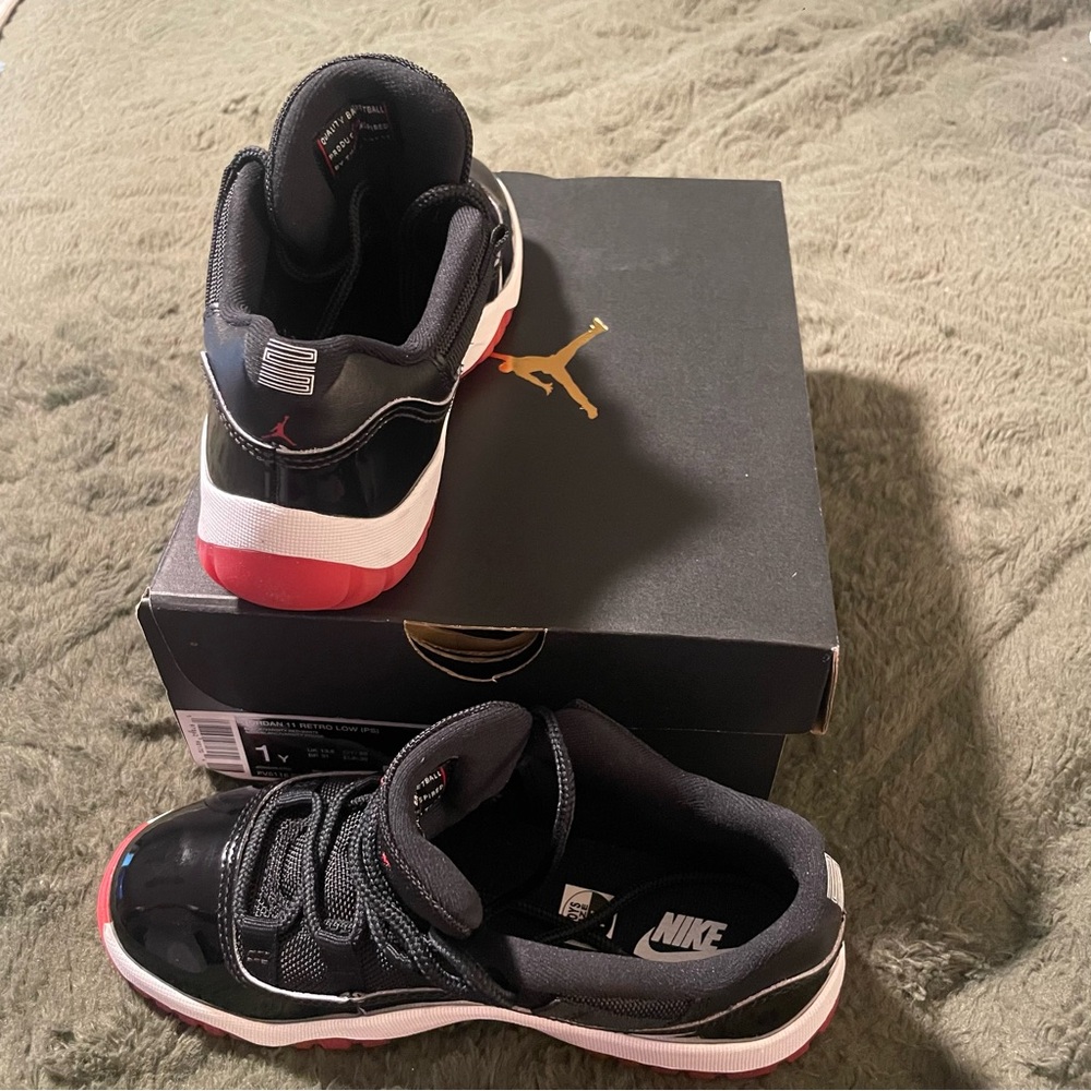 Nike Kids Black and Red Low-Top Sneakers - Picture 4 of 8